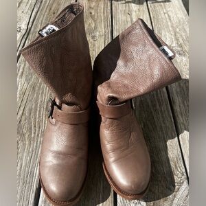 Frye Veronica Short boot.size 8.5 in taupe. In very good shape.